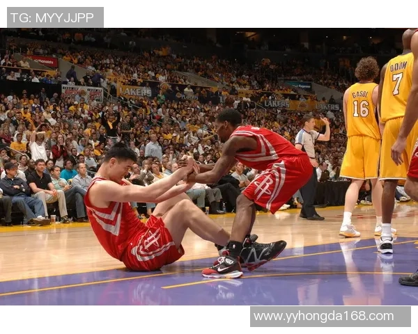 姚明低位绝技揭秘：如何运用身高优势征服篮球场的技巧与策略