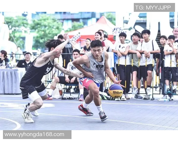 姚明与张卫平联手上篮展现篮球魅力与团队精神的精彩瞬间